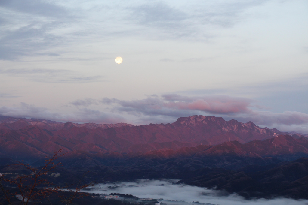 朝日に染まる山