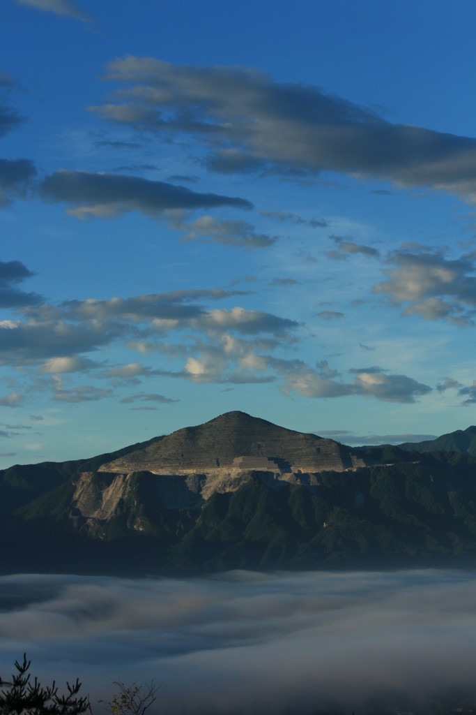雲の上に佇む武甲山