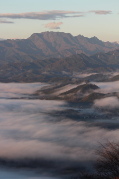 両神山と霧の山麓