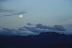 月と両神山