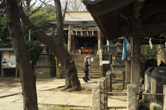 諏方神社の境内にて