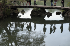 人の足、足、足