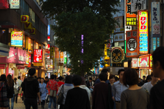 新宿東口のにぎわい