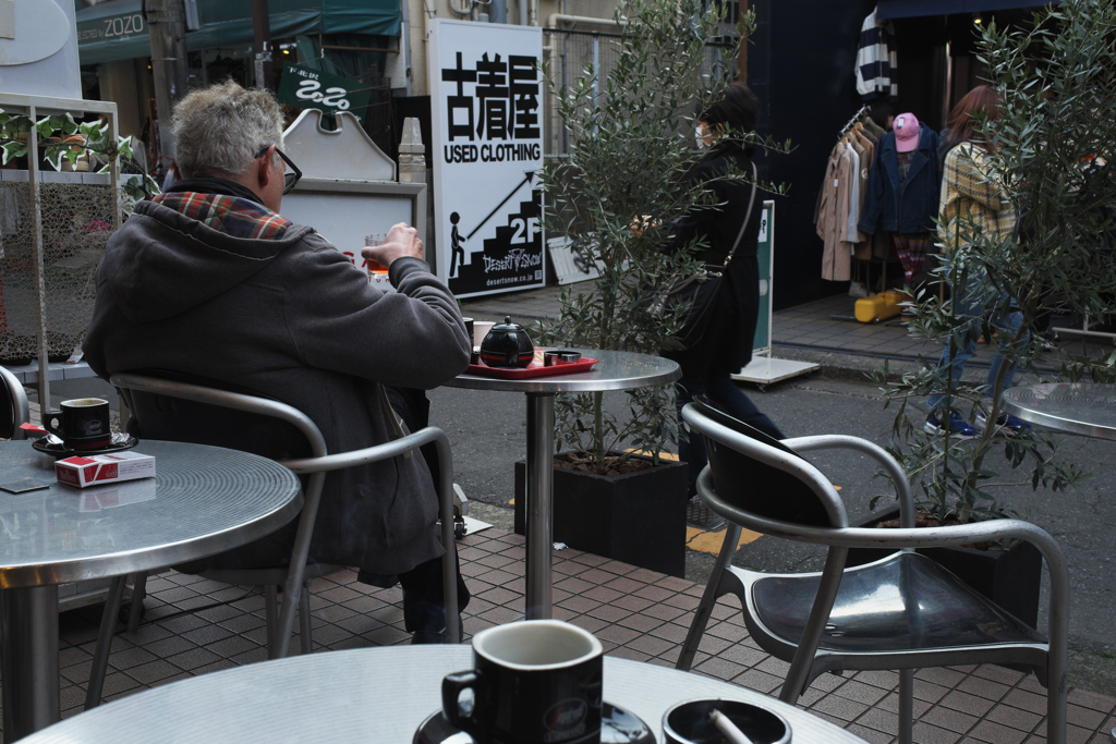 下北沢のカフェにて