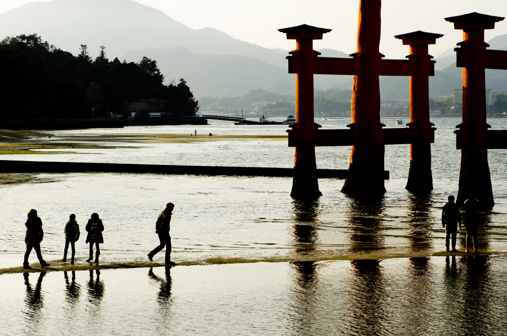 潮が引きはじめた大鳥居付近