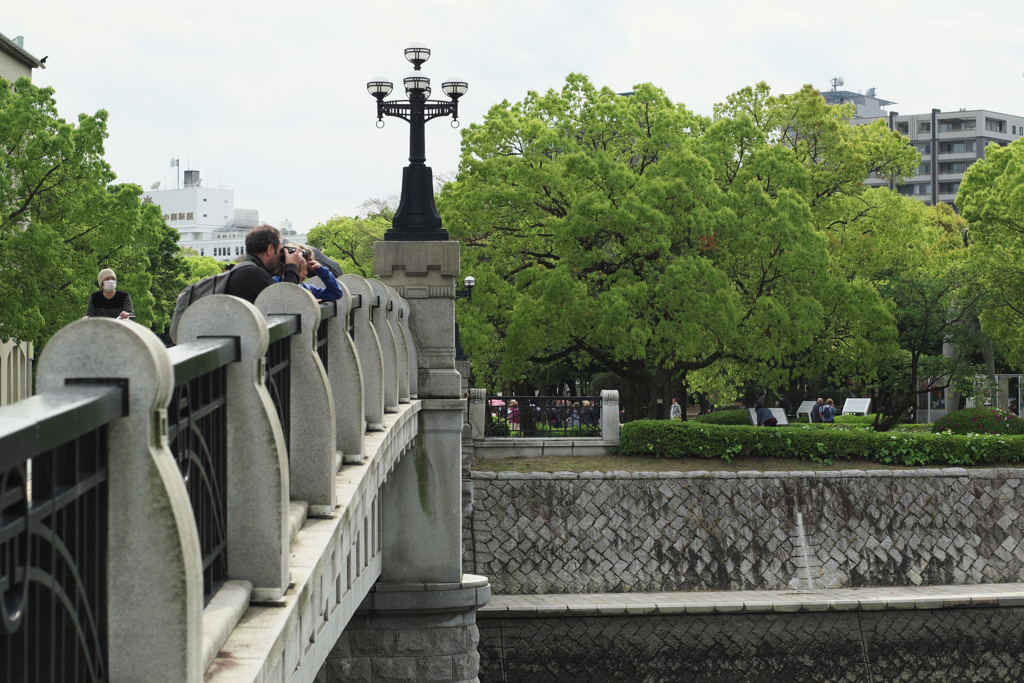 「ちょっと待って、あの橋を撮るから～」