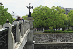 「ちょっと待って、あの橋を撮るから～」