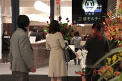 新規開店に詰め寄る人