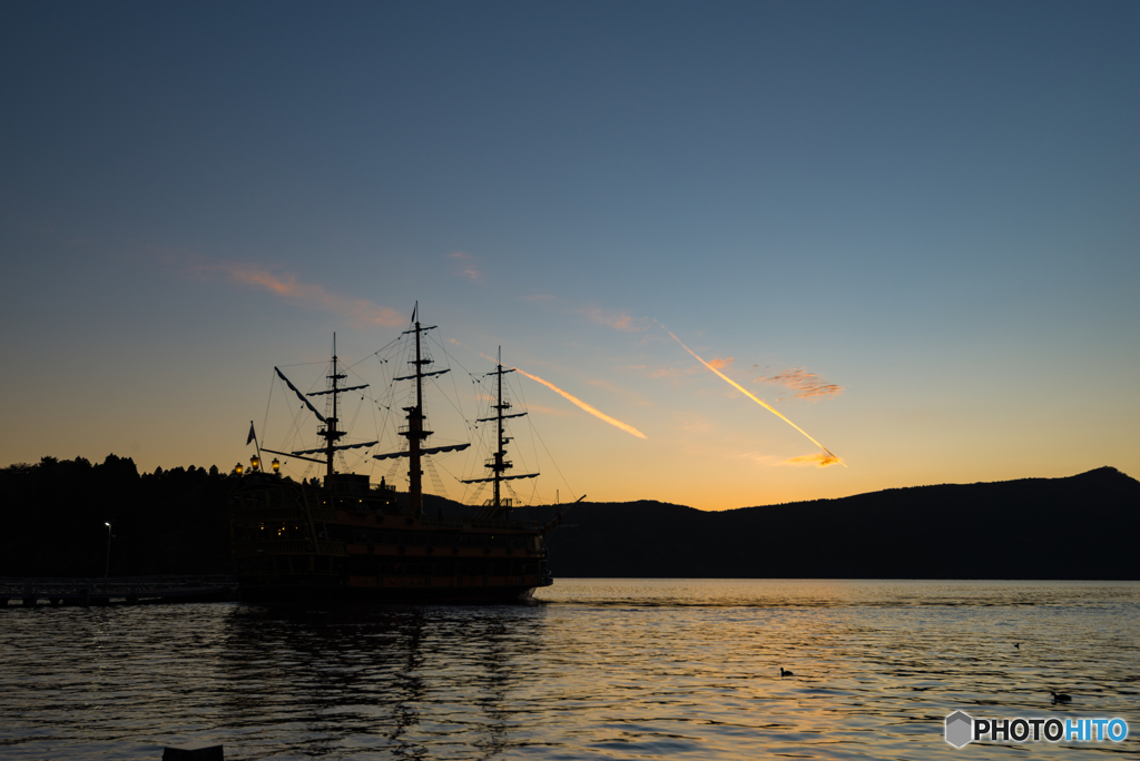 夕陽と海賊船