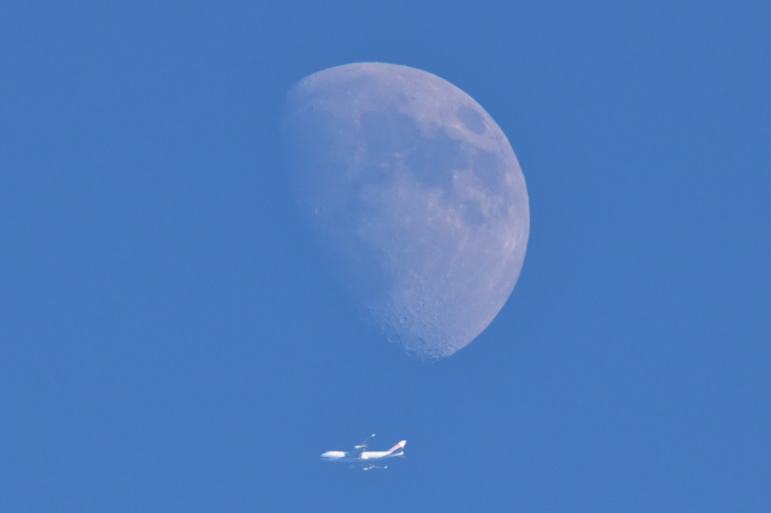 月と飛行機