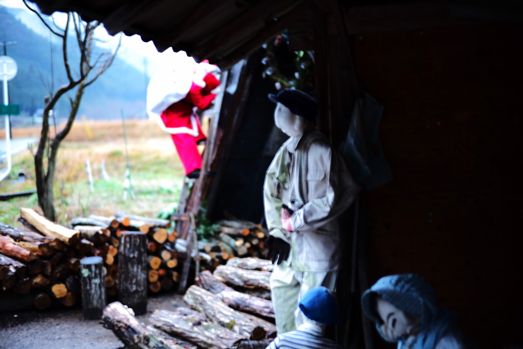 炭焼き小屋にサンタさんが