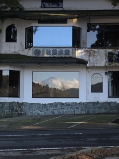 ガラス越しの富士