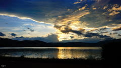 諏訪湖に映る夕暮れの空