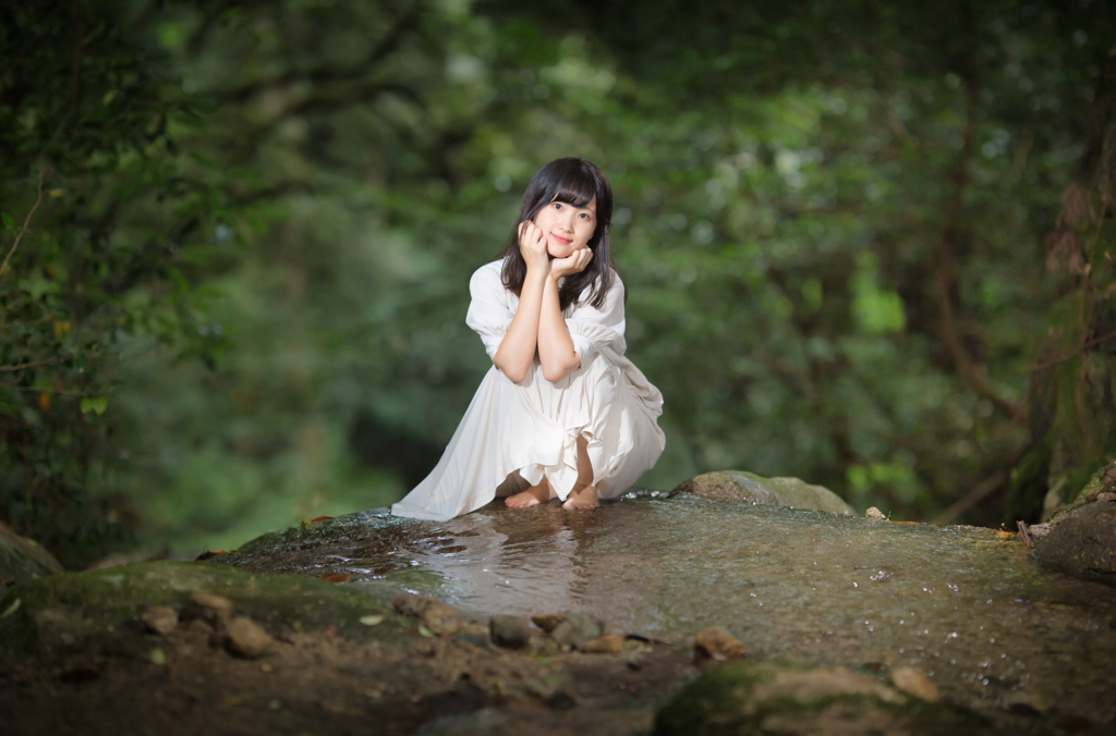 水辺で待つ精