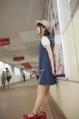通路横にただ立ち尽くす