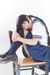 椅子に座る少女