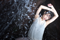 荒ぶる水滴の中で