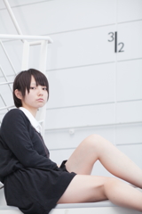 座る少女
