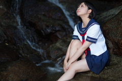 上を見上げて懐かしむ