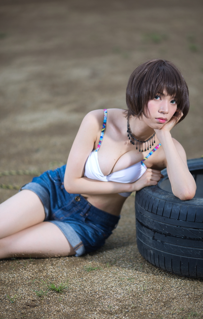 タイヤと女性