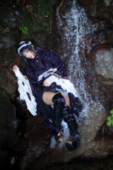 雫を浴びる巫女