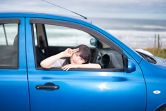 青い車