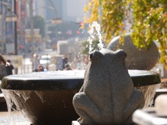 蛙から望む上野の街並み