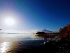 朝日に照らされた富士と鵜の島