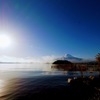 朝日に照らされた富士と鵜の島