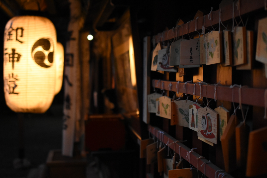 夜の神社にて