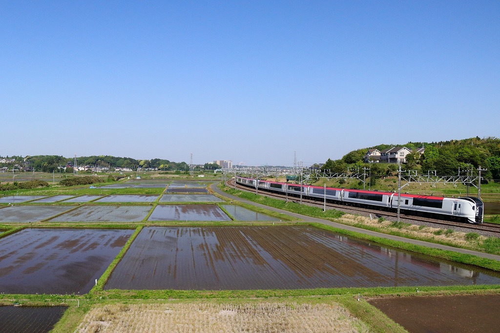 田んぼと成田エクスプレス