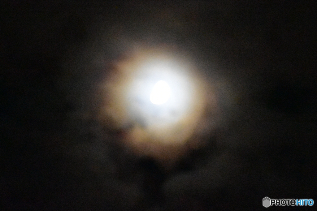 月夜の雲に映る月の光