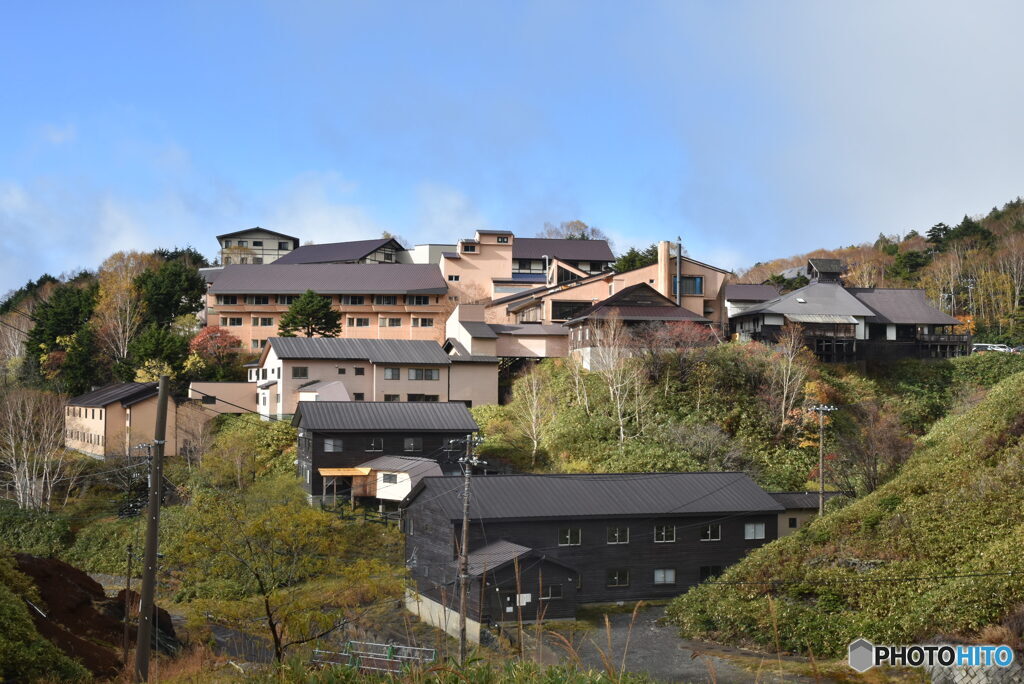 積み木を重ねたように段々に建物が連なる温泉宿