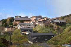 積み木を重ねたように段々に建物が連なる温泉宿