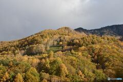 朝日に輝く秋の山