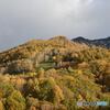 朝日に輝く秋の山