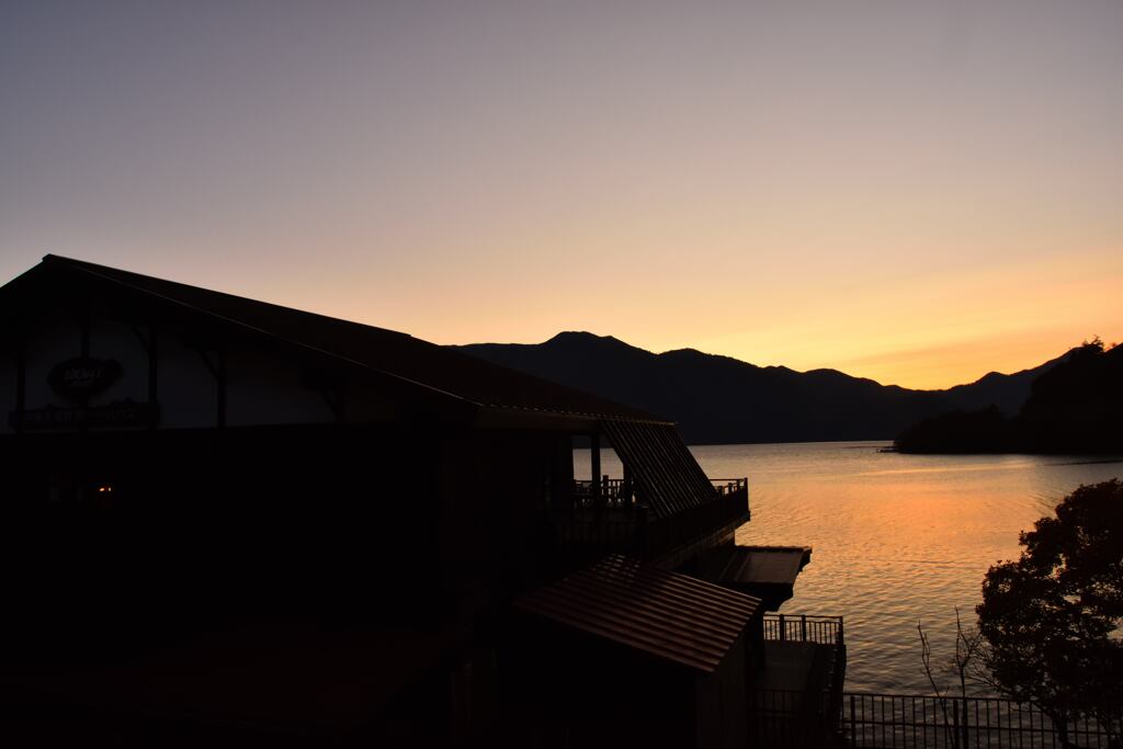 中禅寺湖 湖畔の黄昏