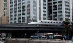 ビルの谷間を駆け抜ける