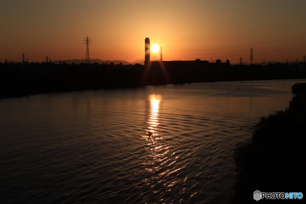 富士に沈む夕日を映し出す荒川