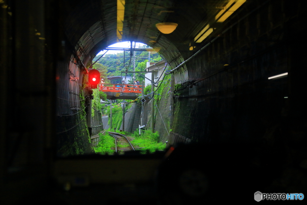 江ノ電のトンネル 極楽寺駅の近くです