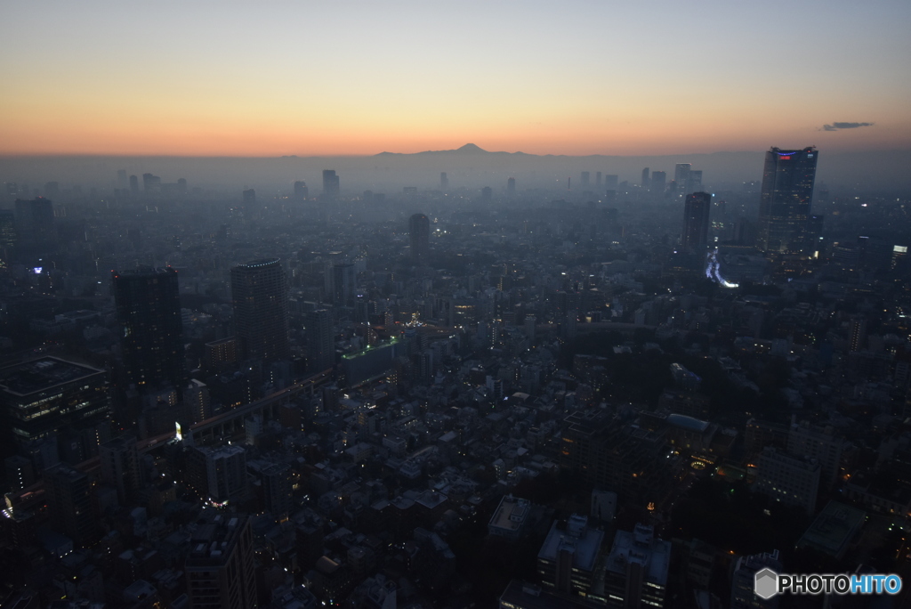 東京タワートップデッキツアー・日没後においても靄っている