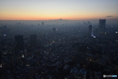 東京タワートップデッキツアー・日没後においても靄っている