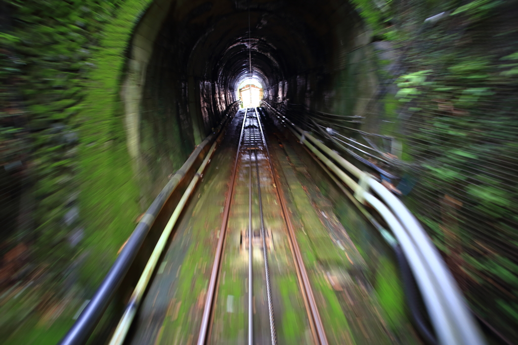 高尾山のケールブルカーのトンネルです