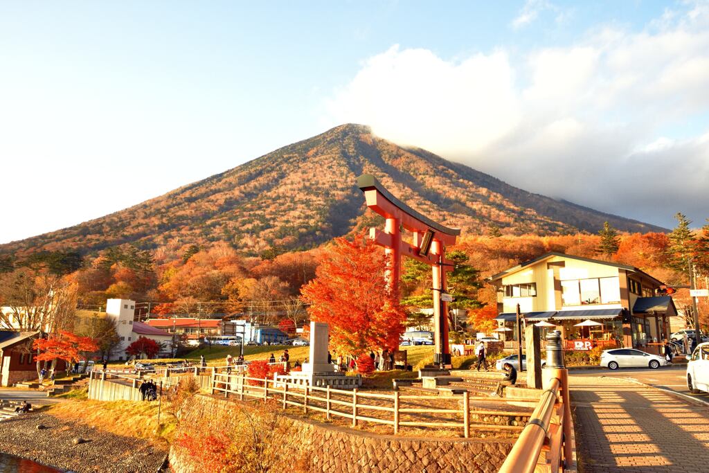 中禅寺湖 湖畔の紅葉 鳥居と男体山