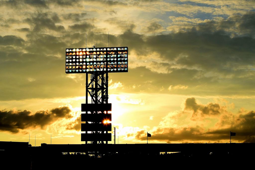 夕陽を浴びた照明塔in甲子園