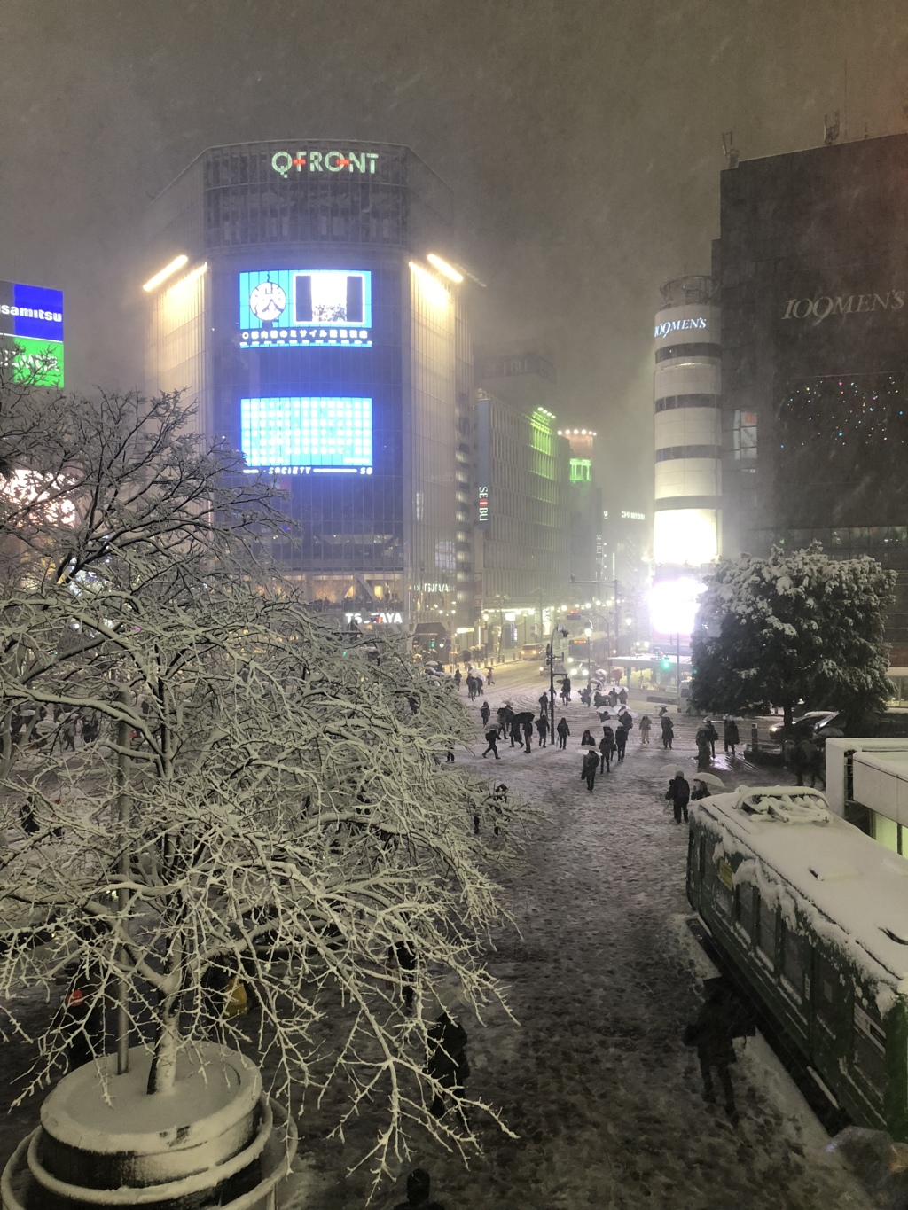 雪の渋谷ハチ公前