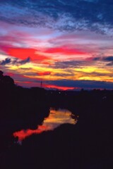 夕焼け川面を照らす