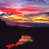 夕焼け川面を照らす
