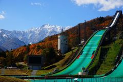 ジャンプ台と紅葉と白馬連峰