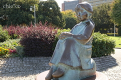 海をみつめて。。赤い靴をはいてた女の子の像。。